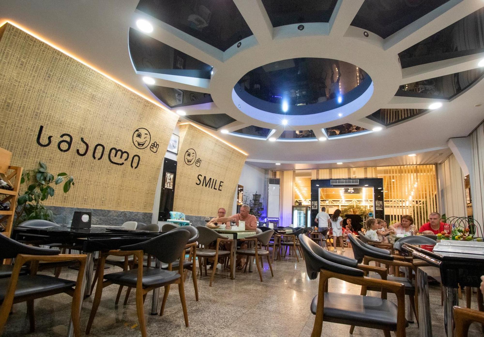 Hotel Smile Кобулети Екстериор снимка